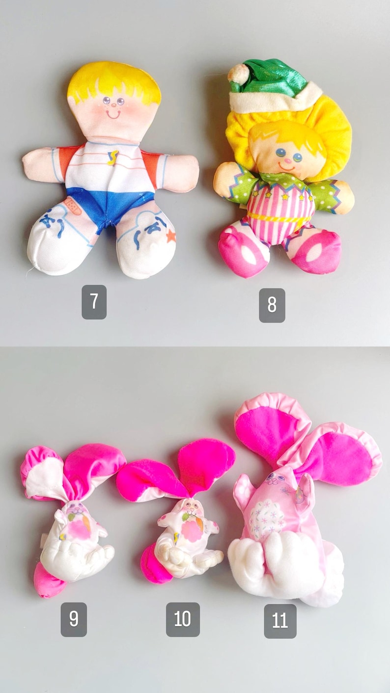 Pu&ograve; includere: Una collezione di giocattoli di peluche vintage, tra cui due bambole con capelli gialli e un cappello verde, e tre giocattoli a forma di coniglio con orecchie e dettagli rosa. Giocattoli morbidi e colorati.