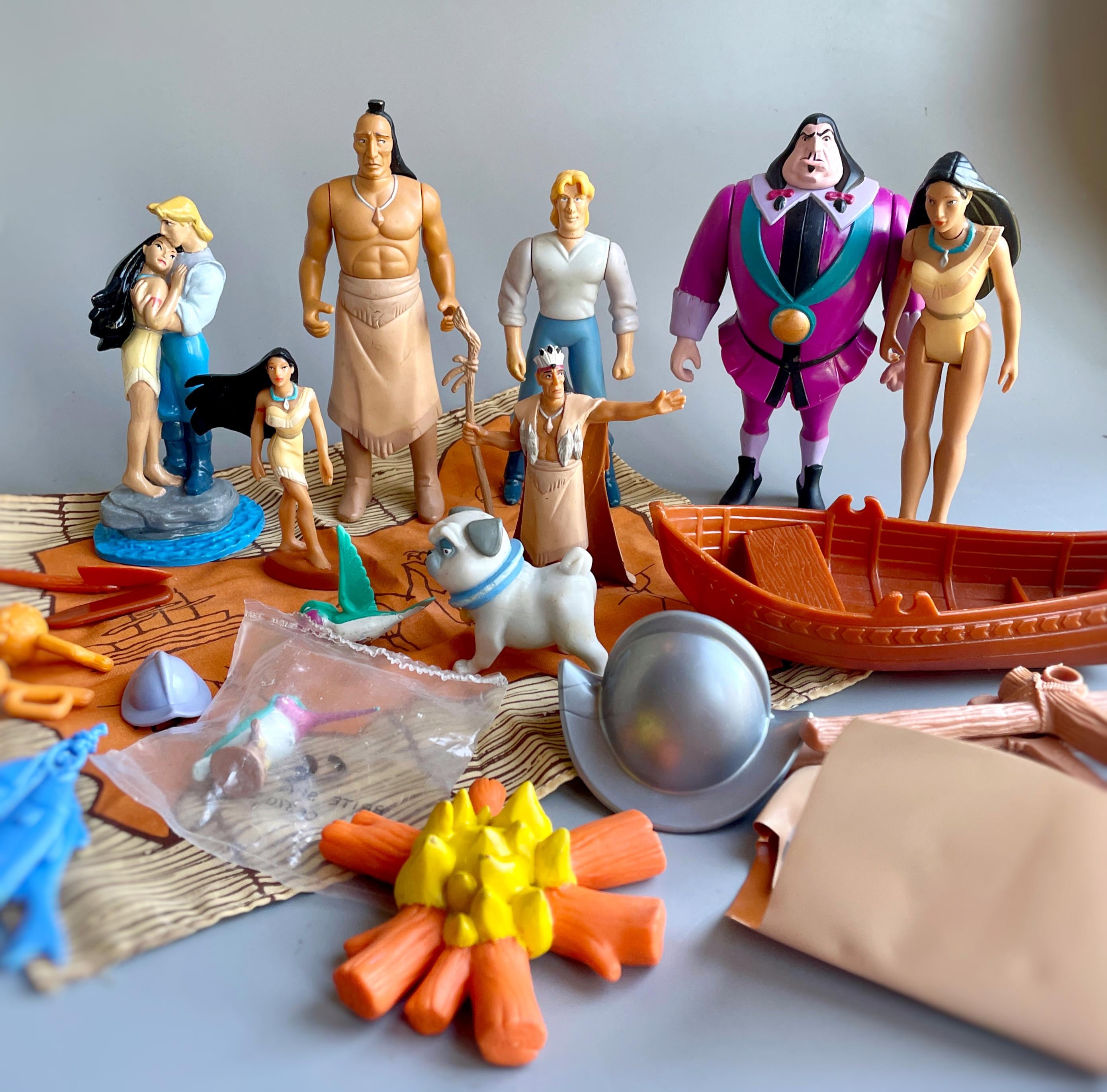 ヴィンテージ ディズニーのポカホンタス フィギュア、自分で選んで、90