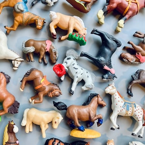 Zabawki Pony In My Pocket | WYBIERZ SWOJE | Lata 90. Meg Pony In My Pocket Micro Toy Horses, Animal Hospital