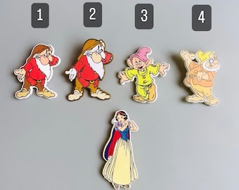 白雪姫　ピンバッジ　ディズニー ヴィンテージ白雪姫プラスチックピンバッジ、自分だけのものを選ぼう