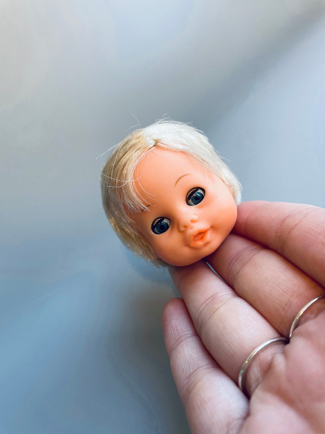 Rare ancienne petite tête de poupée miniature en cire avec