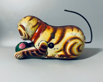 ヴィンテージの石版製ゼンマイ仕掛けの猫とボール、子猫の模型、ブリキ