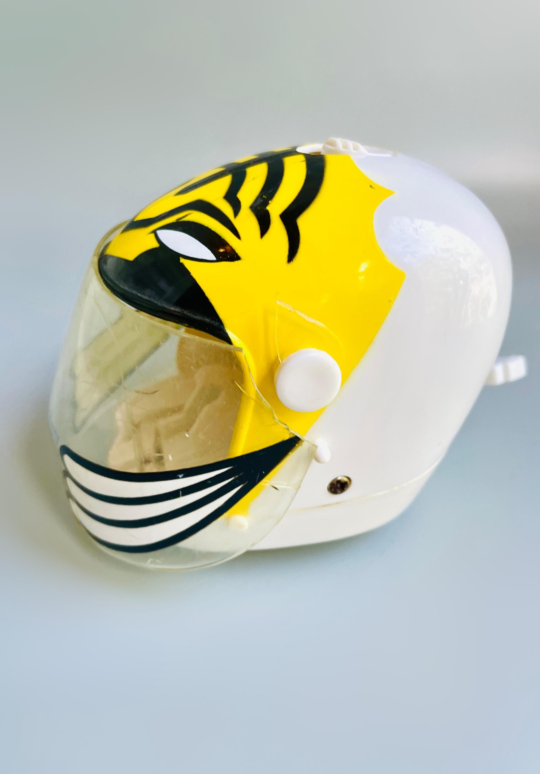 Vintage Mighty Morphin Power Rangers Helmet Racer White Ranger  display picture 1
