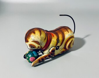 ヴィンテージの石版製ゼンマイ仕掛けの猫とボール、子猫の模型、ブリキ