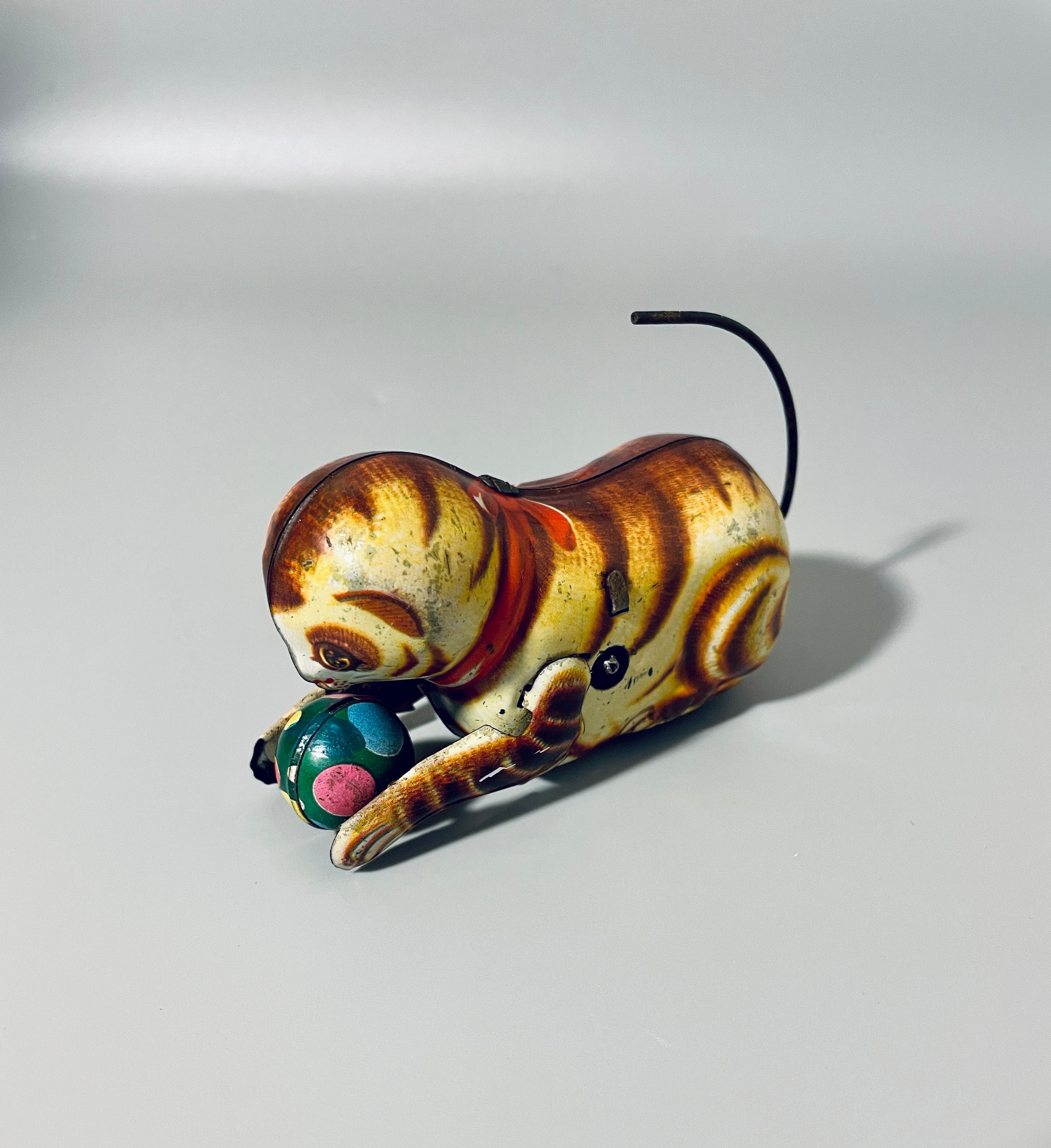 猫　虎　チーター　ねこ　CAT　置物　フィギュリン　昭和レトロ　ヴィンテージ Vintage Litho Wind up Cat & Ball, Model Kitten, Tin Plate Rolling