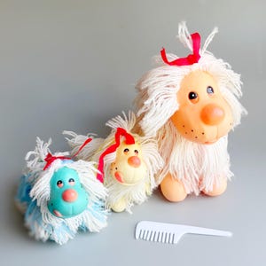 Conjunto de figuras de cachorros y mamás Shaggy Doggy, familia de cachorros y perros de cuerda esponjosos de los años 80 y 90, juguete vintage de perro tipo fregona con cachorros en tonos pastel