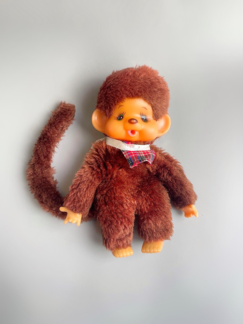 Monchhichi - Statuetta Articolata 7,5 Cm Con Coda Morbida - Personaggio Sorpresa Della Tribù (Pat, Képi O Pollinia)