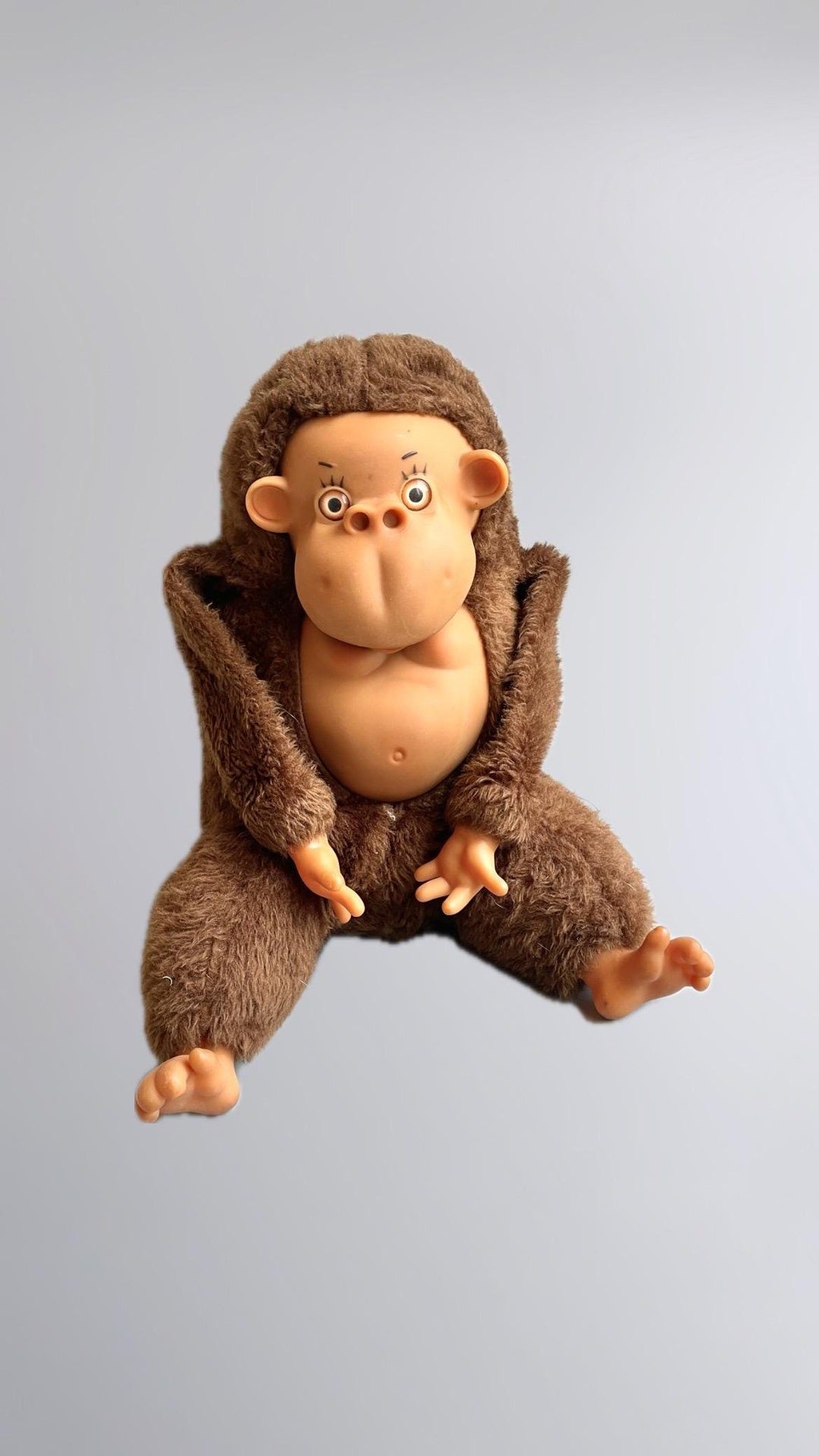 大きなプラスチック製の顔のゴリラのぬいぐるみ、ヴィンテージの