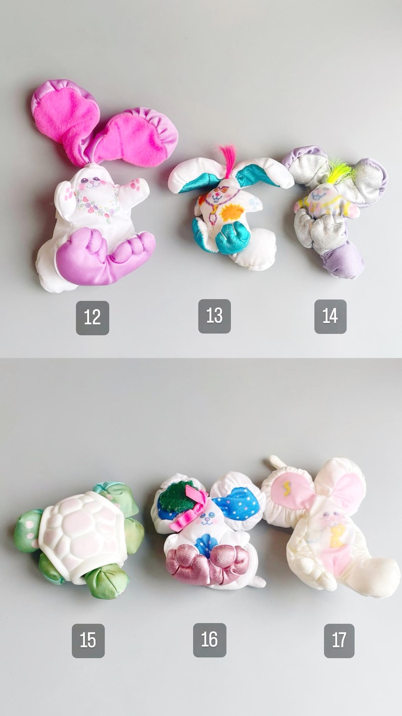 Pu&ograve; includere: Una collezione di peluche a forma di animali, tra cui conigli, una tartaruga e un topo. I giocattoli sono bianchi con accenti colorati in rosa, blu, verde e viola. Ogni giocattolo ha un design unico ed &egrave; numerato da 12 a 17.