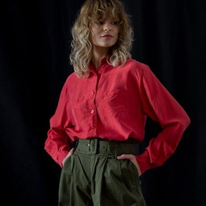 Vintage 100% Seide Bluse in Rot Orange für Frauen | Größe S - M | Langarm-Button-Down-Seide Shirt. Geknöpftes Kragen Loose Fit Top neongelb-creme nvs029
