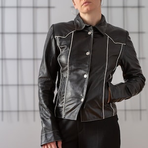Veste en cuir vintage en noir pour femme | Taille M | Manteau à col droit boutonné avec passepoil blanc contrastant. Manteau printanier NVS1038