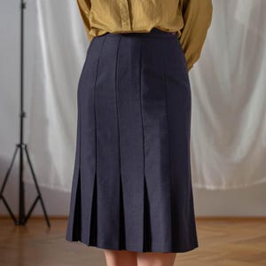 Vintage Pure Wool Pleated Midi Skirt in Navy Blue for Women | Size M | Gor Ray Minimal Mid Length Winter Skirt with Sharp Pleats NVS1420