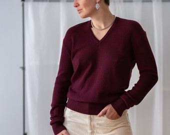 Italian Vintage Pure Wool Sweater in Dark Plum for Women | Size L | Slim Fit Fine Knit V Neck Jumper Top in Purple. Made in Italy NVS906