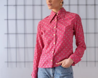 Vintage 1970s Shirt in Pink for Women | Size XS | Floral Checkered Print Button Down Blouse Top with Pointed Collar & Long Sleeves NVS1042