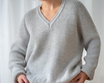 Vintage 100% Wool Rib Knit Sweater in Light Grey for Women | Size L - XL | Minimalist Ribbed V Neck Jumper. Chunky Cozy Knitwear NVS579