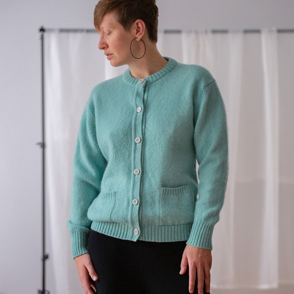 Vintage Pure Wool Cardigan Sweater in Ice Blue for Women | Size M - L | Crew Neck Knitted Buttoned Jumper in Light Turquoise NVS918