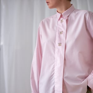 Italian Vintage Button Down Shirt in Light Pink for Women | Size L | Long Sleeve Collared Cotton Blouse Top with Floral Embroidery NVS752
