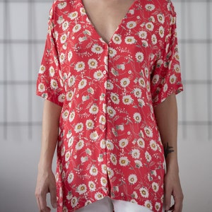 Vintage Floral Viscose Blouse in Red for Women | Size S | 1990s Daisy Print Buttoned V Neck Short Sleeve Relaxed Fit Shirt Top NVS1274
