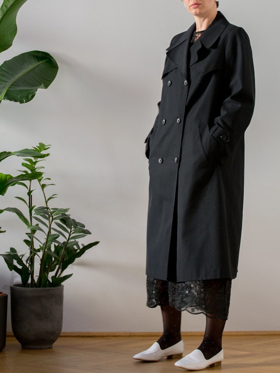 Vintage 1970s Trench Coat in Black for Women | Si… - image 8
