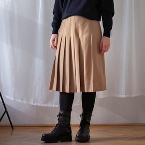 Italian Vintage Pure Wool Pleated Midi Skirt in Light Camel Brown for Women | Size L | Knee Length Warm Winter Skirt. Made in Italy NVS1490