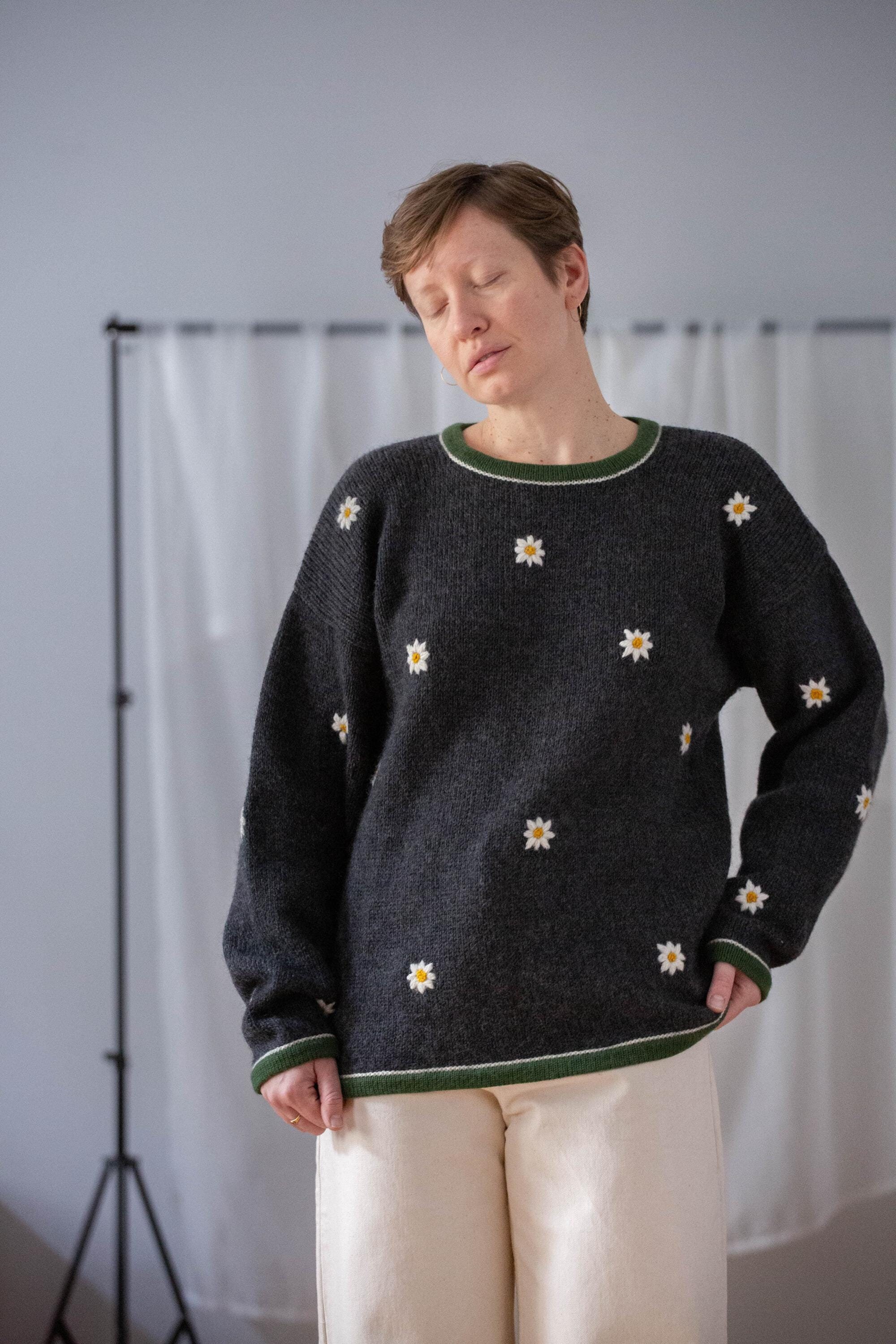 Vintage 100% Wool Knit Floral Sweater in Dark Grey for Women