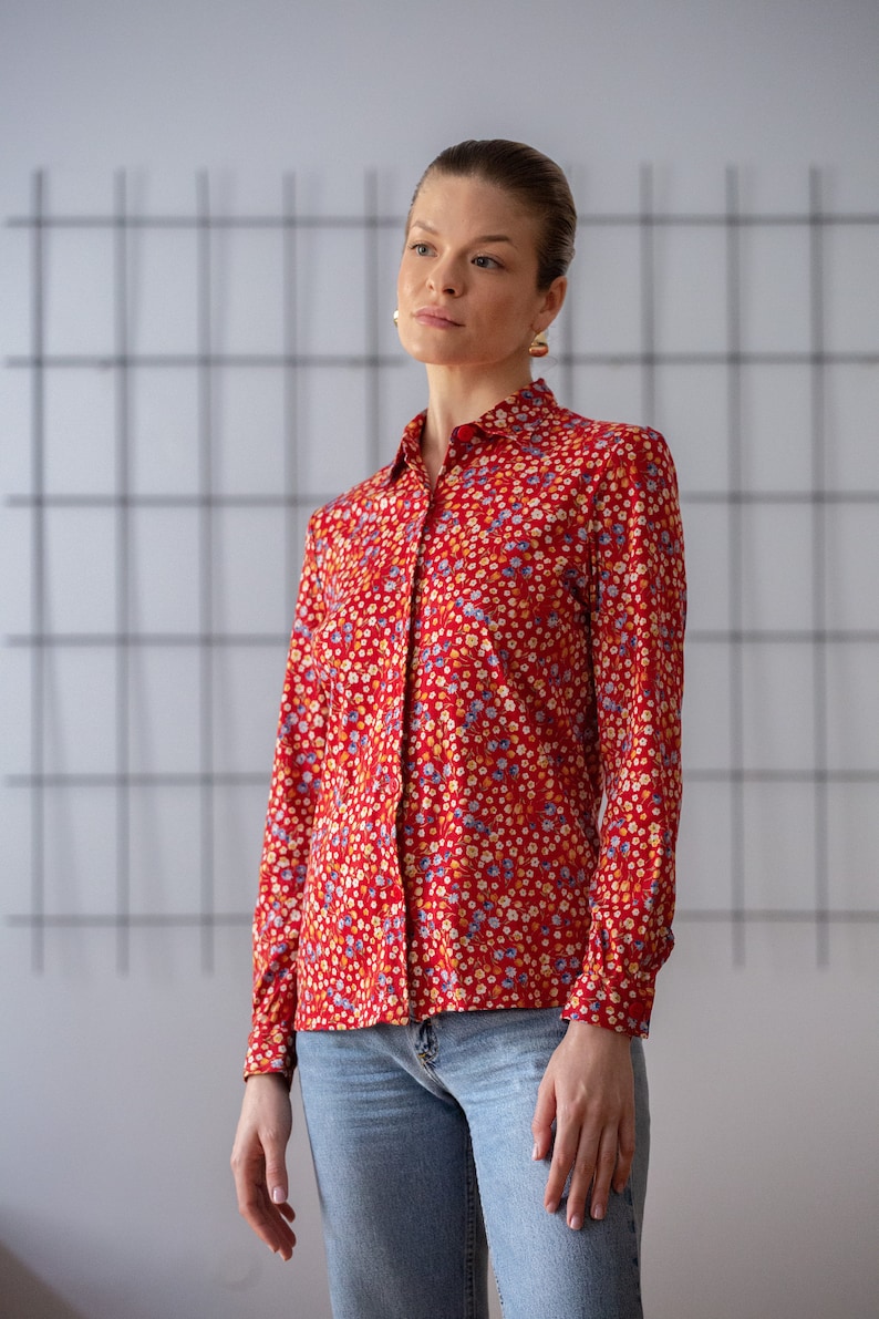 Italian Vintage Floral Cotton Blouse in Red for Women Size XS S Flower Print Button Down Jersey Shirt Top. Made in Italy NVS866 image 6