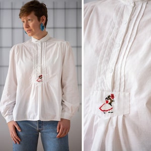 ヴィンテージ 100% コットン フォークブラウス（ホワイト、刺繍入り）｜サイズ S - M｜レディース用刺繍入りボタンダウンフォークロリックシャツトップス NVS1023