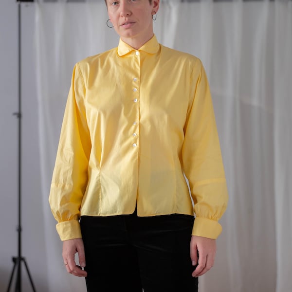 Blusa vintage de algodón amarillo de los años 60: camisa abotonada con cuello, talla M