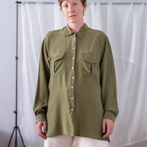 Vintage sidenblus: Olivgrön långärmad skjorta (storlek L - XL), knäppt, rak krage
