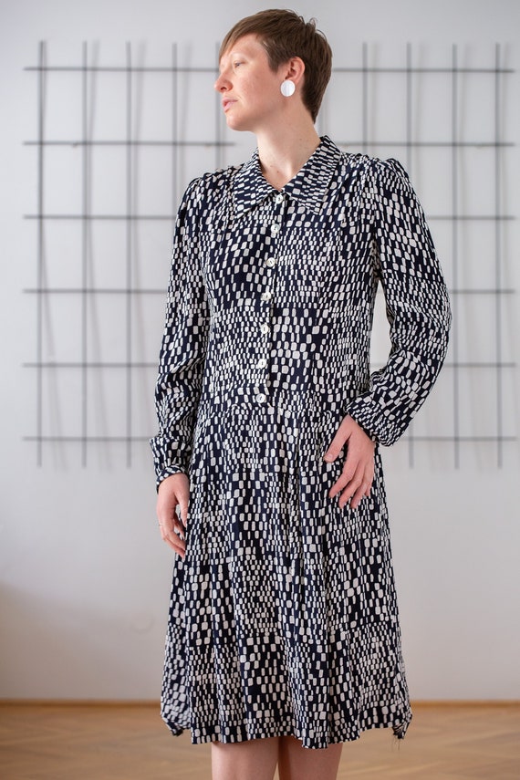 Vintage Handmade Printed Viscose Dress in Navy Blue & Cream for Women | Size M | Buttoned Collared Flowy Midi Dress with Pattern Vintage Handmade Printed Viscose Dress in Navy Blue & Cream for Women | Size M | Buttoned Collared Flowy Midi Dress with Pattern