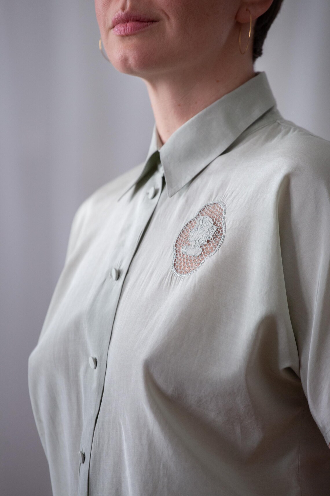 Vintage Silk Cotton Shirt: Sage Green Blouse with Short Sleeves (size XS - S), Openwork Detail, foto 1 di 5