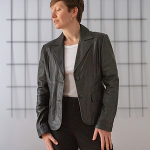 Vintage Real Leather Blazer in Black for Women | Size L | Single Breasted Short Fitted Minimal Jacket with Notch Lapel Collar NVS995