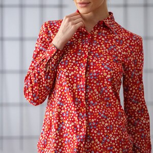 Italian Vintage Floral Cotton Blouse in Red for Women Size XS S Flower Print Button Down Jersey Shirt Top. Made in Italy NVS866 image 3