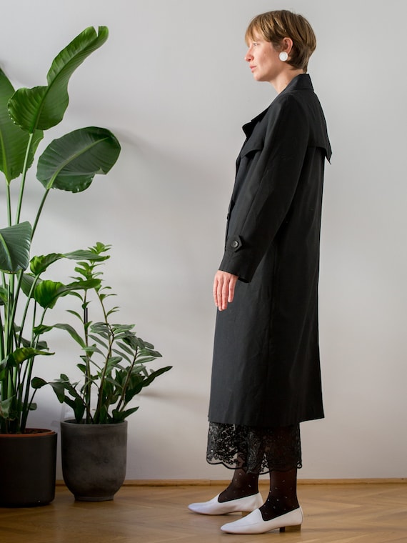 Vintage 1970s Trench Coat in Black for Women | Si… - image 4