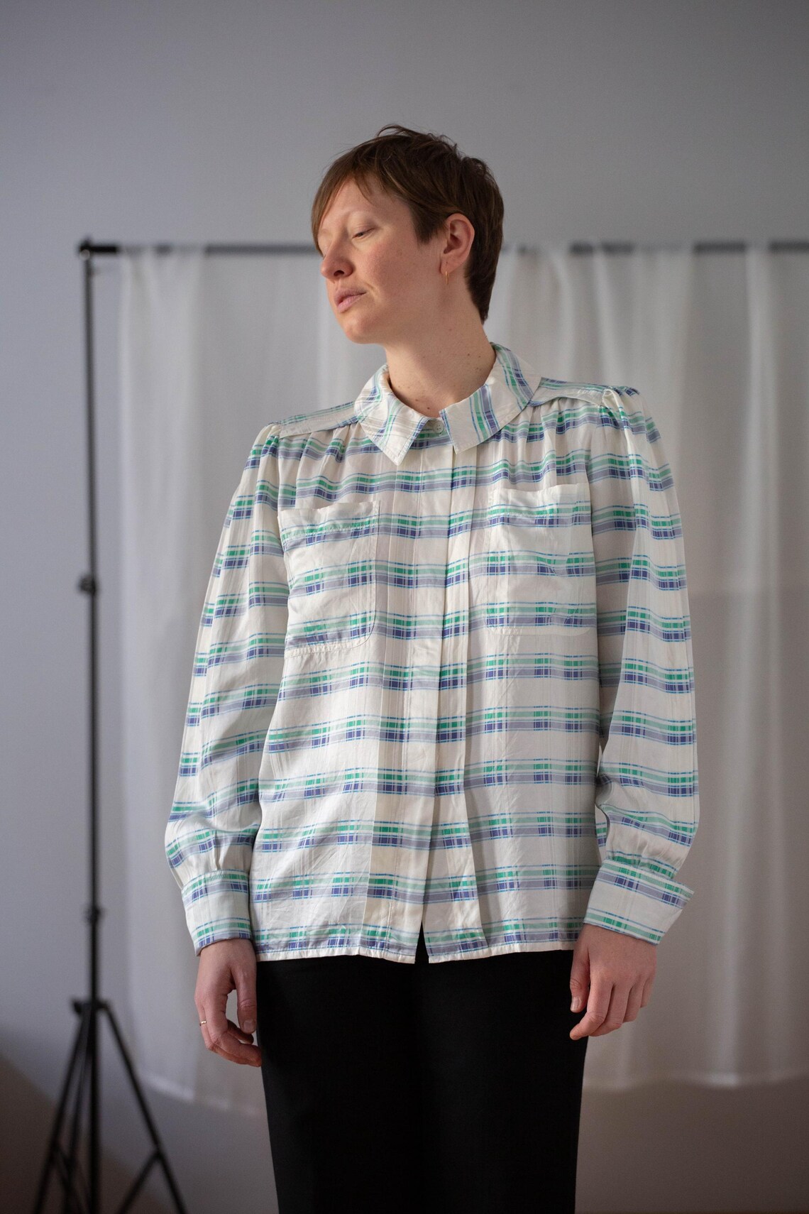 Vintage 100% Silk Blouse in Off White for Women | Size M | Striped Puffy Sleeve Collared Shirt Top with Indigo Blue & Green Stripes, foto 1 di 5