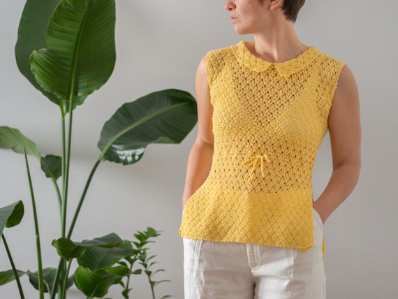 Blusa de crochet vintage de los anos 60 en amarillo dorado para mujer Tallas XS a S Blusa de tejido abierto con cuello y cordon ajustable hecha a mano NVS186 Etsy Espana