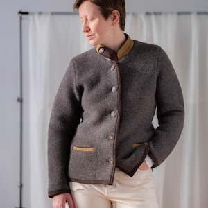 Vintage Strickjacke aus Österreich: Taupe Braune Trachtenjacke, Größe M