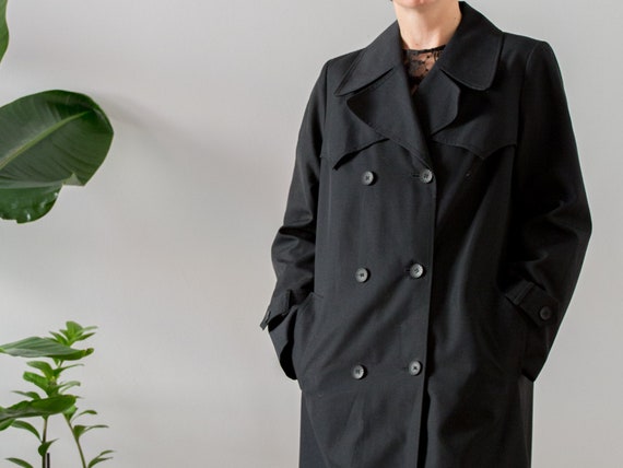 Vintage 1970s Trench Coat in Black for Women | Si… - image 7
