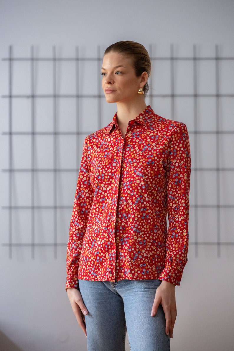 Italian Vintage Floral Cotton Blouse in Red for Women Size XS S Flower Print Button Down Jersey Shirt Top. Made in Italy NVS866 image 9