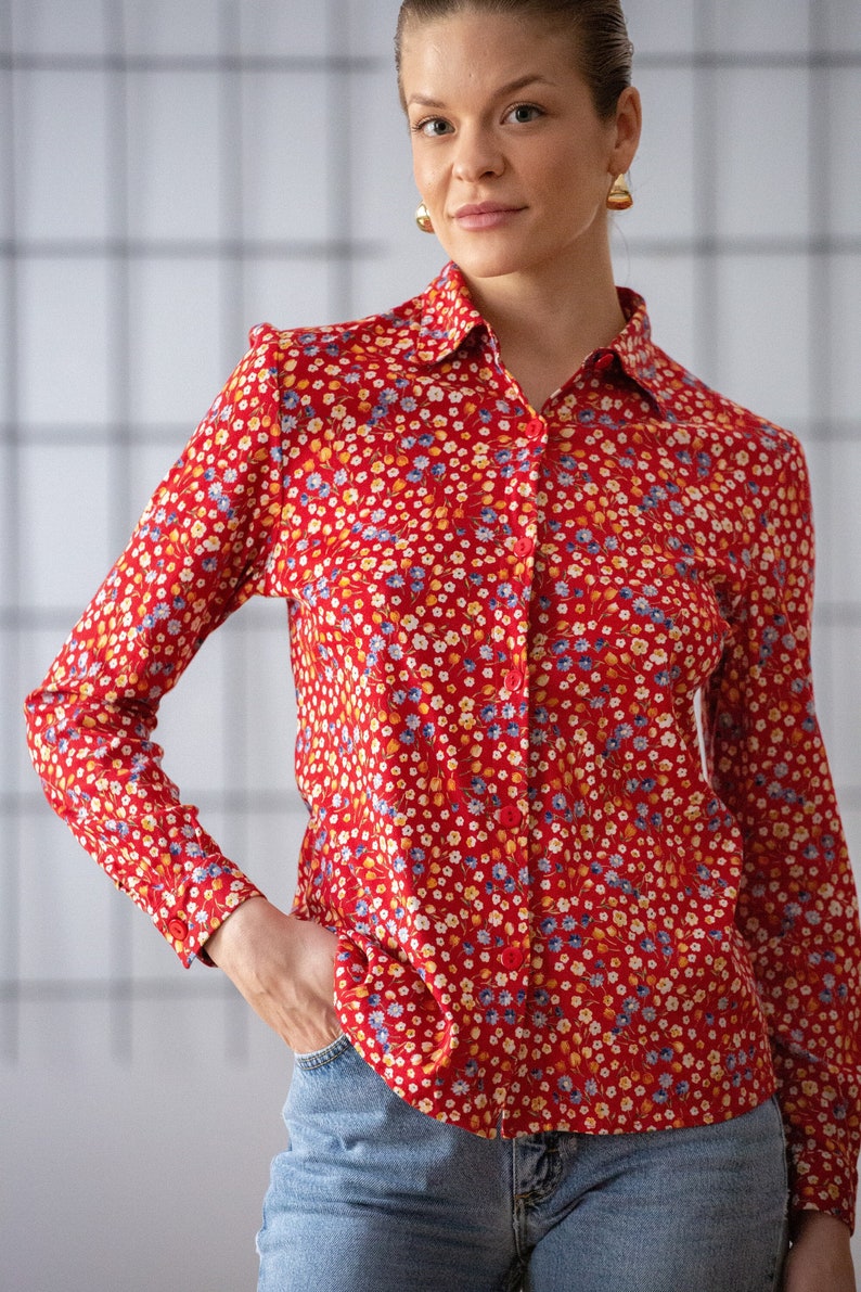 Italian Vintage Floral Cotton Blouse in Red for Women Size XS S Flower Print Button Down Jersey Shirt Top. Made in Italy NVS866 image 1