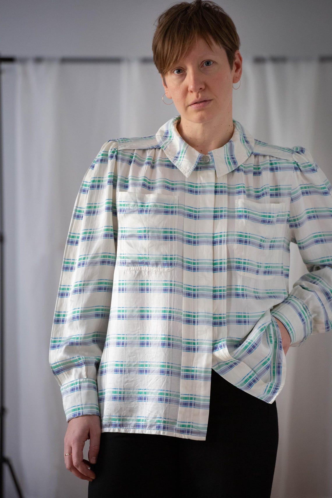 Vintage 100% Silk Blouse in Off White for Women | Size M | Striped Puffy Sleeve Collared Shirt Top with Indigo Blue & Green Stripes, foto 2 di 5