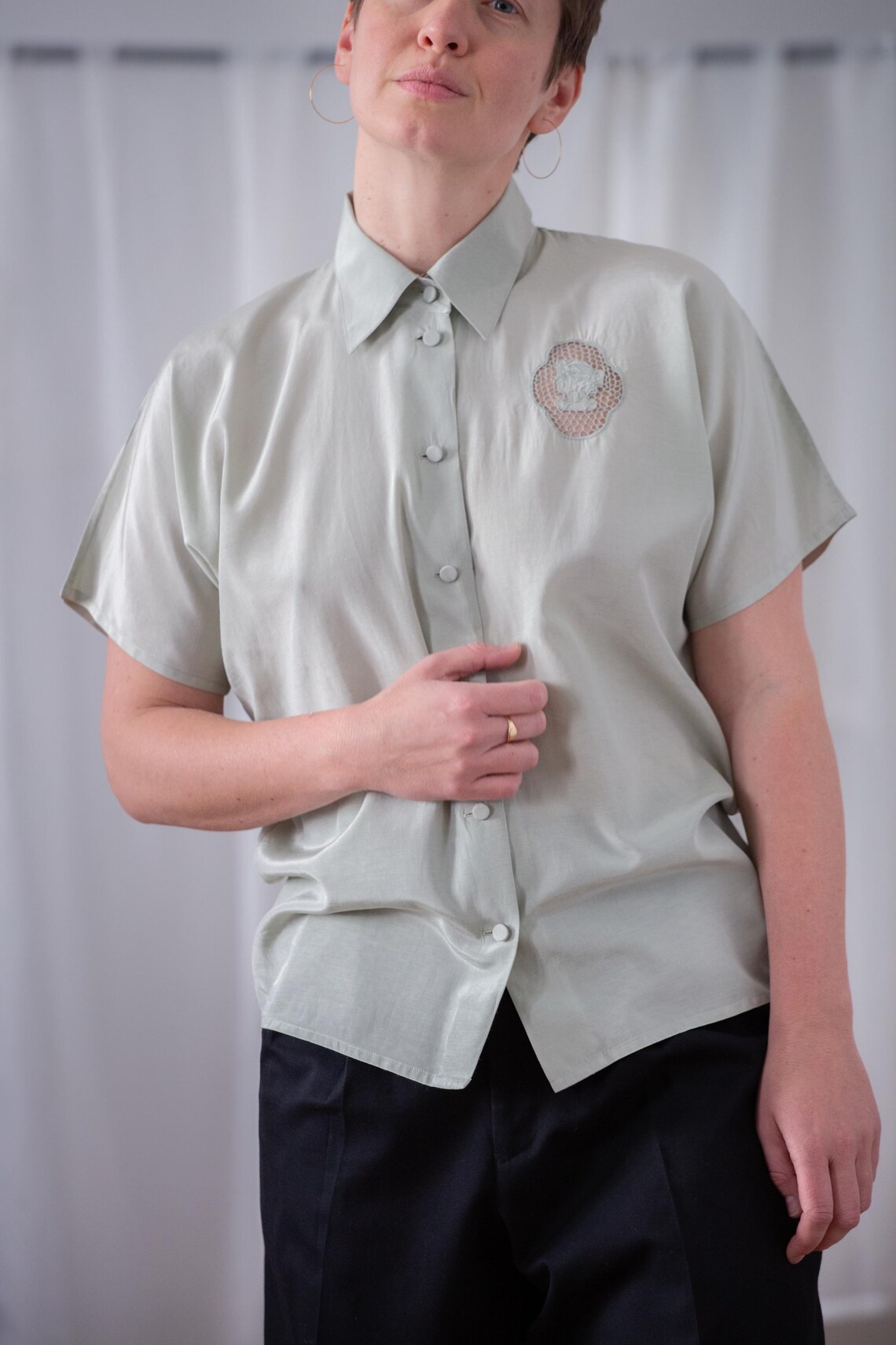 Vintage Silk Cotton Shirt: Sage Green Blouse with Short Sleeves (size XS - S), Openwork Detail, foto 3 di 5