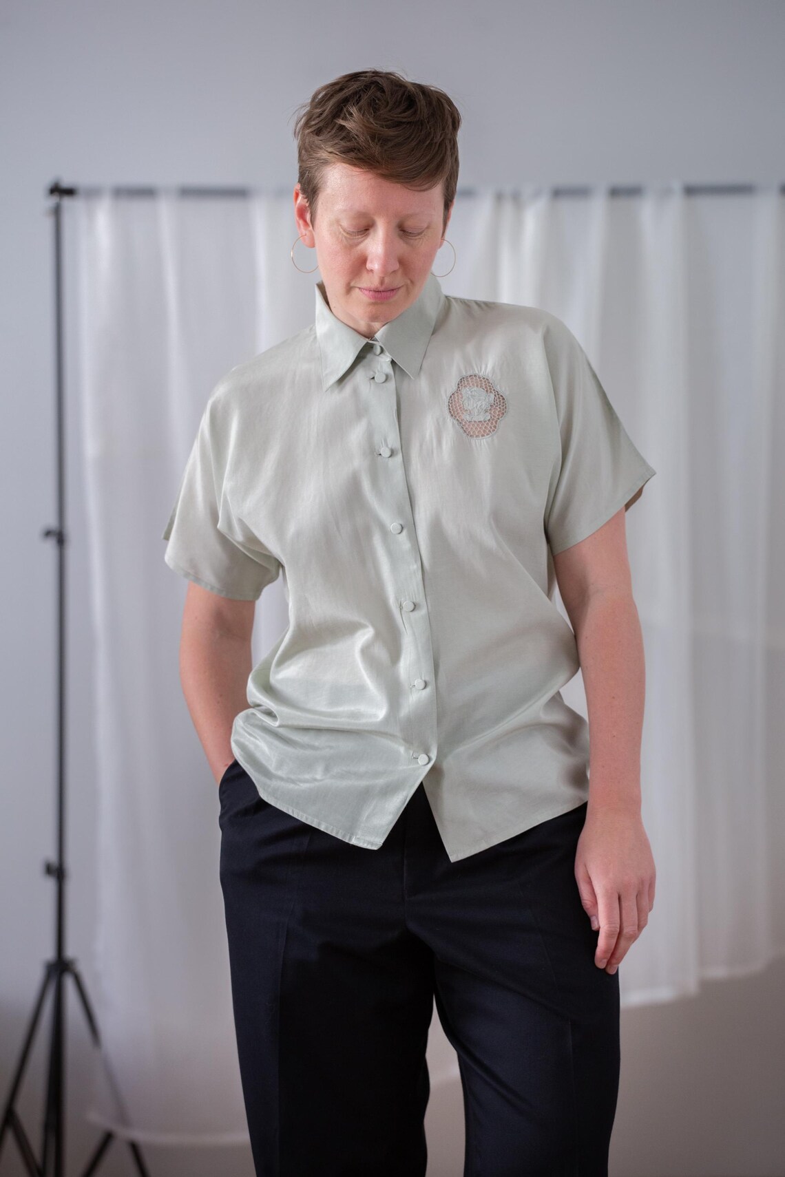 Vintage Silk Cotton Shirt: Sage Green Blouse with Short Sleeves (size XS - S), Openwork Detail, foto 4 di 5