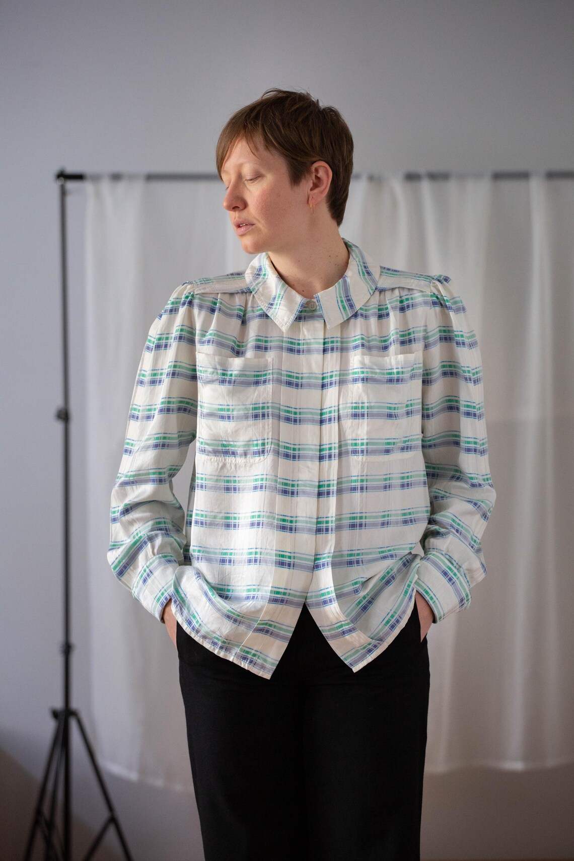 Vintage 100% Silk Blouse in Off White for Women | Size M | Striped Puffy Sleeve Collared Shirt Top with Indigo Blue & Green Stripes, foto 4 di 5