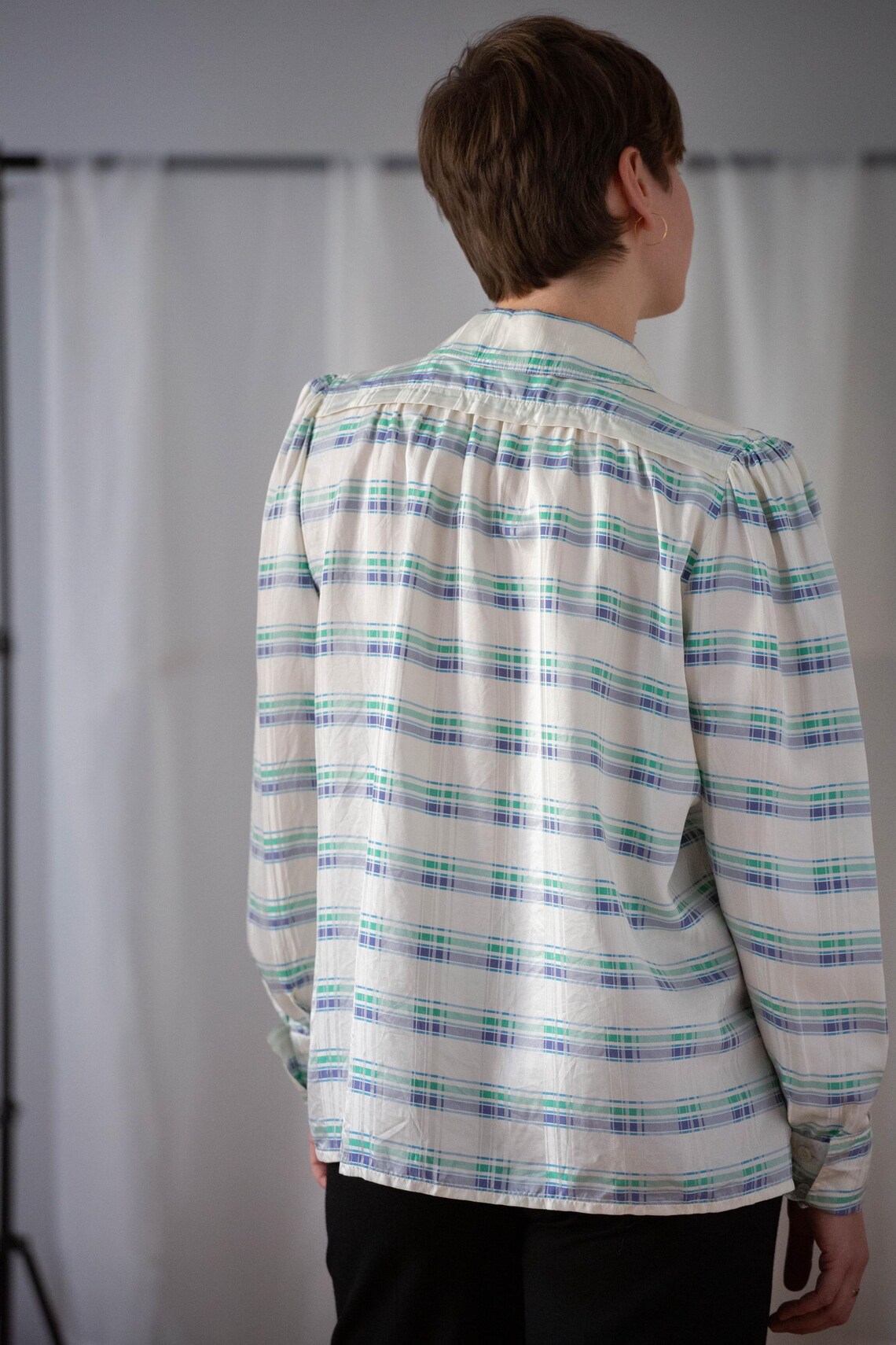Vintage 100% Silk Blouse in Off White for Women | Size M | Striped Puffy Sleeve Collared Shirt Top with Indigo Blue & Green Stripes, foto 3 di 5