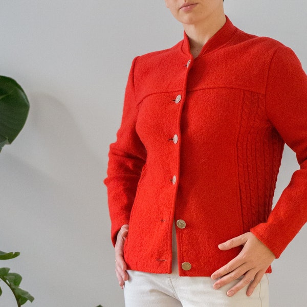 Veste folklorique en laine bouillie vintage avec détails en tricot torsadé en Rouge Vrai | Taille M | Pull cardigan traditionnel avec poches pour femme NVS122