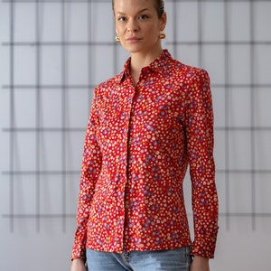 Italian Vintage Floral Cotton Blouse in Red for Women Size XS S Flower Print Button Down Jersey Shirt Top. Made in Italy NVS866 image 2