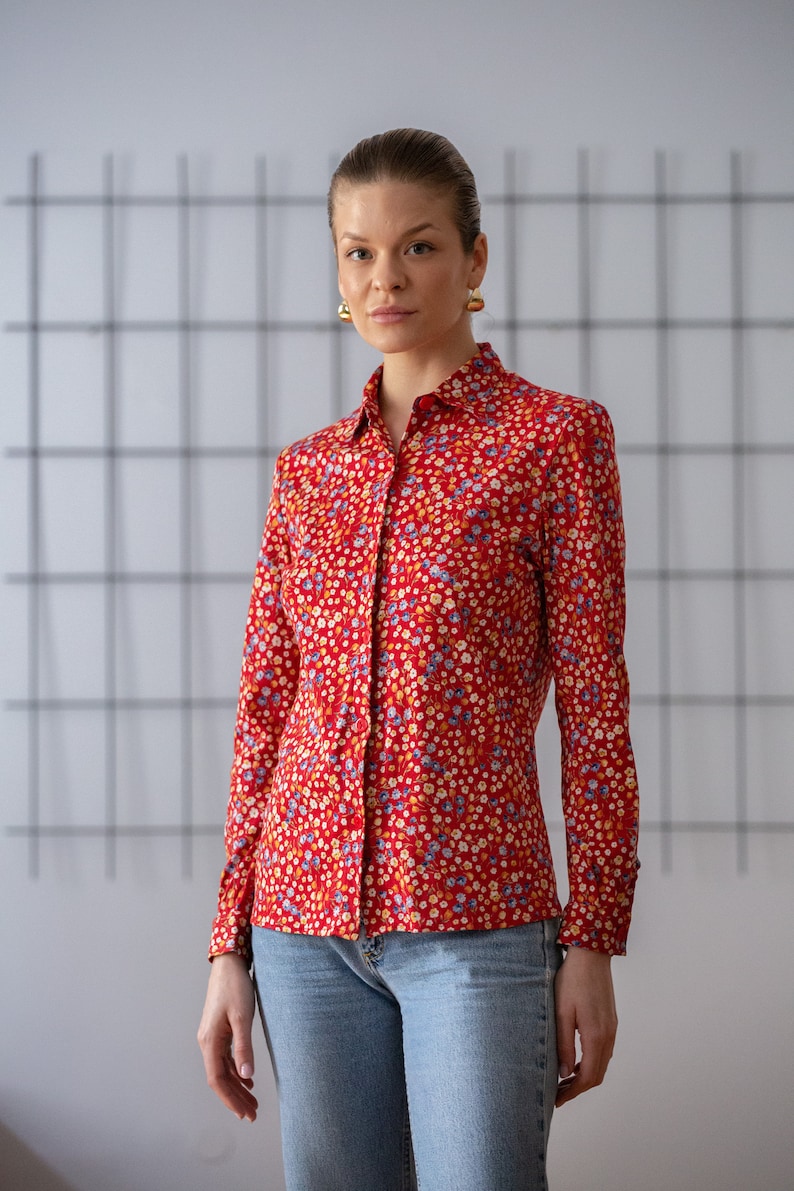 Italian Vintage Floral Cotton Blouse in Red for Women Size XS S Flower Print Button Down Jersey Shirt Top. Made in Italy NVS866 image 2