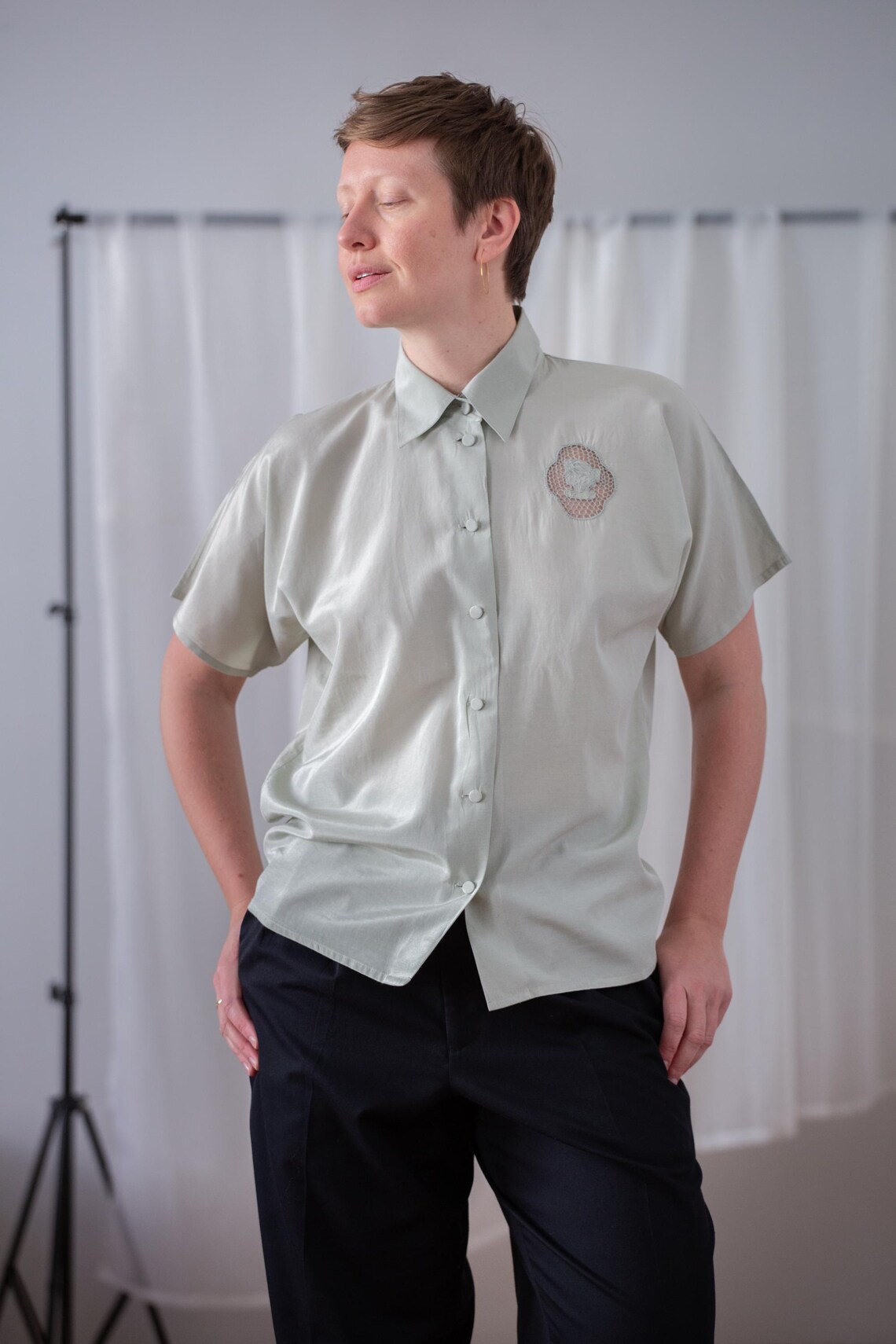 Vintage Silk Cotton Shirt: Sage Green Blouse with Short Sleeves (size XS - S), Openwork Detail, foto 2 di 5