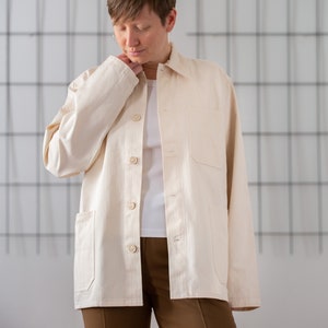 Deadstock Vintage Chore Mantel in Creme für Herren | Größe L – XL | Nützliche Arbeitsjacke mit Button-Down-Kragen. Genderneutrale Kleidung gvs1134